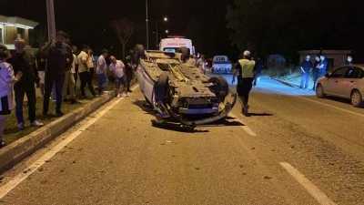Bursa'da kamyonetle &ccedil;arpışan otomobil takla attı: 2 yaralı