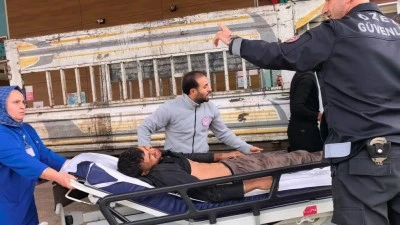 Bursa'da kamyonetten d&uuml;şen gen&ccedil; yaralandı