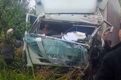 Bursa'da kamyonlar kafa kafaya &ccedil;arpıştı