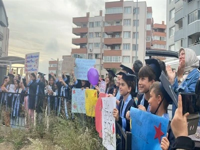 Bursa'da kanser tedavisi g&ouml;ren &ouml;ğretmene, &ouml;ğrencilerinden duygu dolu anlar