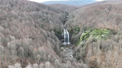 Bursa'da kar suları Suu&ccedil;tu Şelalesini coşturdu...