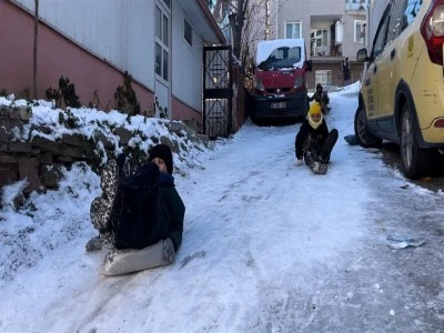 Bursa'da kar tatilinde olan &ccedil;ocuklar doyasıya eğlendi