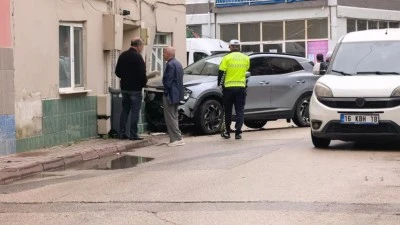 Bursa'da kavşakta &ccedil;arpıştılar, cip eve savruldu
