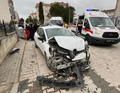 Bursa'da kavşakta ger&ccedil;ekleşen kazada 5 yaralı! 