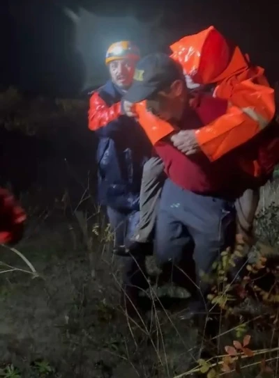 Bursa&rsquo;da kaybolan &ccedil;ift bulundu; ekipler yaşlı adamı sırtında taşıdı