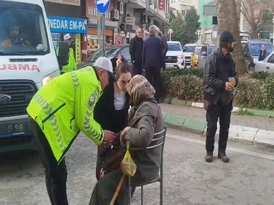 Bursa'da kaza ge&ccedil;iren yaşlı kadını trafik polisi bir an olsun bırakmadı