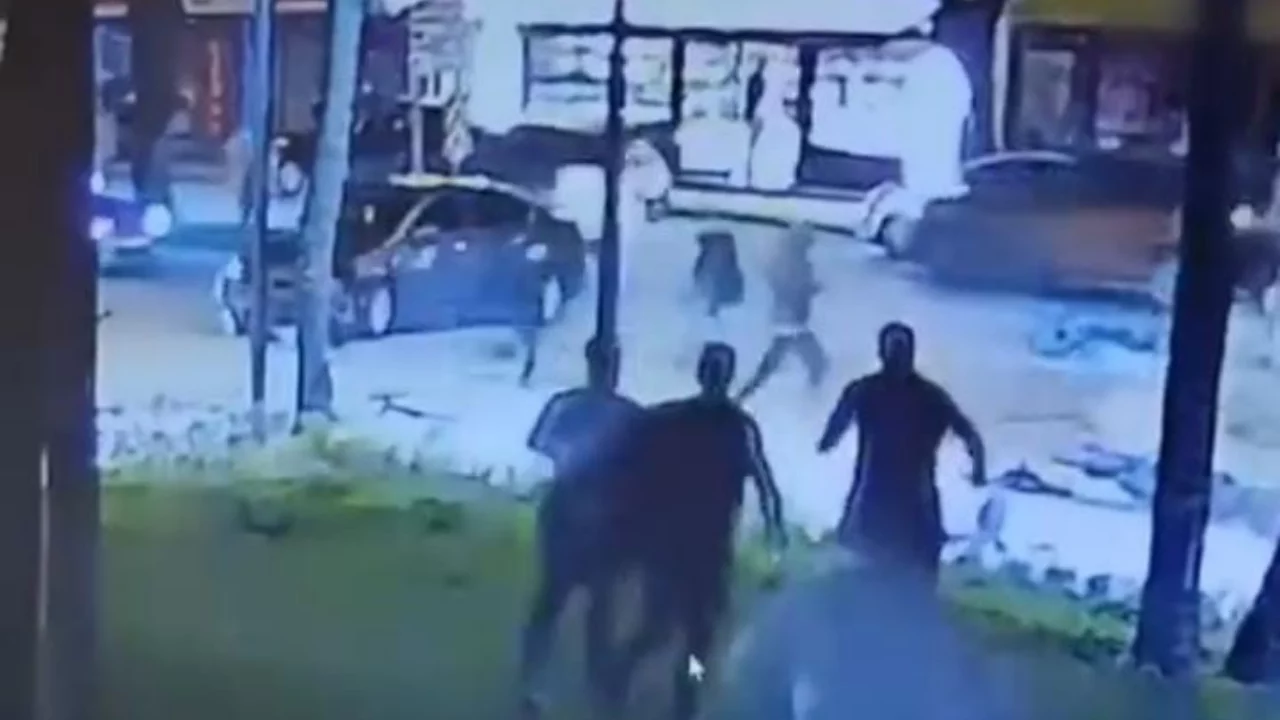 Bursa'da kaza: Motosiklet s&uuml;r&uuml;c&uuml;s&uuml; yola savruldu