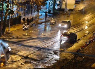 Bursa&rsquo;da kaza sonrası yola sa&ccedil;ılan meyveleri vatandaşlar topladı