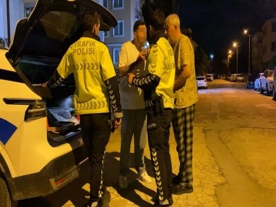 Bursa'da kazadan sonra ka&ccedil;an alkoll&uuml; s&uuml;r&uuml;c&uuml;, aracında uyurken yakalandı