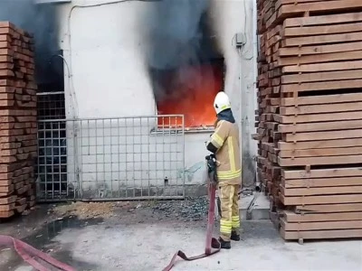 Bursa'da kereste deposunda yangın
