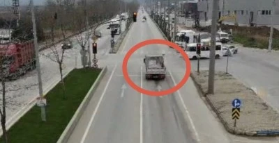 Bursa'da kırmızı ışık ihlali yapan ara&ccedil;lar dron ile b&ouml;yle tespit edildi