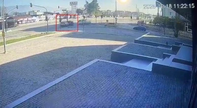 Bursa'da kırmızı ışık ihlali yapan s&uuml;r&uuml;c&uuml; kazaya sebep oldu