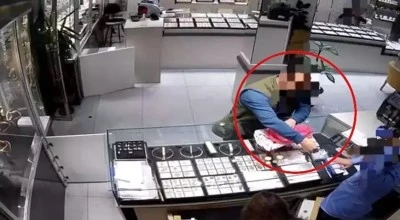 Bursa'da komşusunun 4 milyon liralık ziynet eşyasını &ccedil;aldı