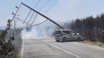 Bursa'da kontrolden &ccedil;ıkan ara&ccedil; elektrik direğini yerle bir etti