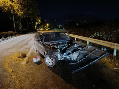 Bursa'da kontrolden &ccedil;ıkan ara&ccedil; ref&uuml;je &ccedil;arptı: S&uuml;r&uuml;c&uuml; yaralandı