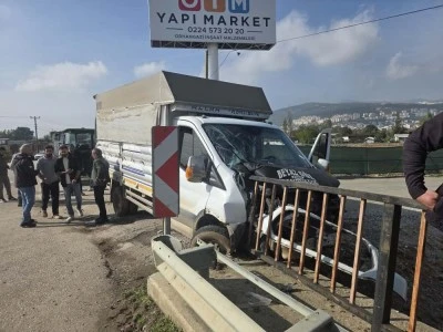 Bursa'da kontrolden &ccedil;ıkan kamyonet k&ouml;pr&uuml; demirlerine saplandı