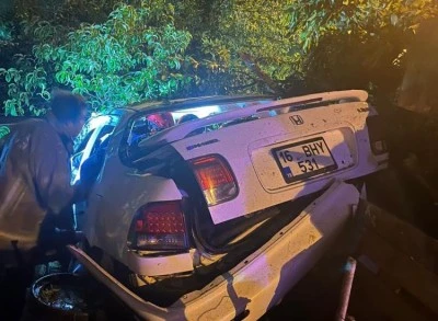 Bursa&rsquo;da kontrolden &ccedil;ıkan otomobil bah&ccedil;eye u&ccedil;tu