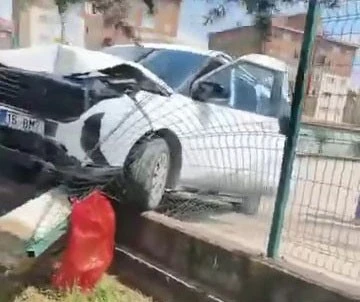 Bursa'da kontrolden &ccedil;ıkan otomobil okul duvarına girdi