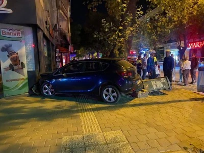 Bursa&rsquo;da kontrolden &ccedil;ıkan otomobil &ouml;nce elektrik panosuna ardından motosiklete &ccedil;arptı