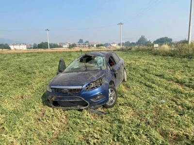 Bursa'da kontrolden &ccedil;ıkan otomobil tarlaya u&ccedil;tu