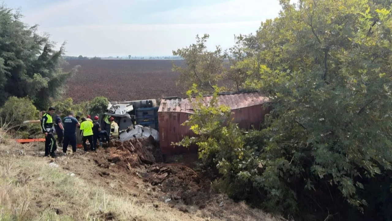Bursa'da kontrolden &ccedil;ıkan tır tarlaya u&ccedil;tu! 