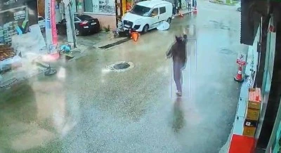 Bursa'da korkun&ccedil; g&ouml;r&uuml;nt&uuml;: Kadın s&uuml;r&uuml;c&uuml; yayaların arasına daldı