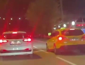 Bursa'da korsan taşımacılık yapan s&uuml;r&uuml;c&uuml;y&uuml; taksiciler bu şekilde kovaladı