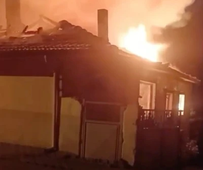 Bursa'da k&ouml;y evi alevlere teslim oldu