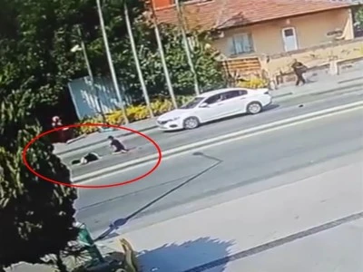 Bursa'da k&uuml;&ccedil;&uuml;k &ccedil;ocuk kazada kendi acısını unutup annesine koştu