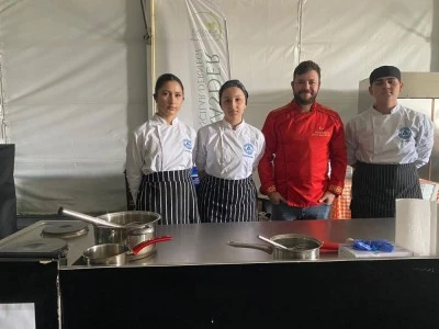 Bursa'da lise &ouml;ğrencileri, mutfaktaki h&uuml;nerlerini sergiledi