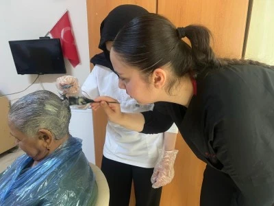 Bursa'da liseli gen&ccedil;ler huzurevi sakinlerini bayrama hazırladı!