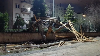 Bursa'da lodos &ccedil;atıları u&ccedil;urdu; ara&ccedil;lar zarar g&ouml;rd&uuml;