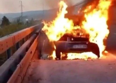 Bursa'da l&uuml;ks cip seyir halinde yandı: S&uuml;r&uuml;c&uuml; son anda kendini kurtardı