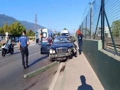 Bursa'da l&uuml;ks otomobil metro duvarına &ccedil;arptı: 1&rsquo;i ağır, 2 yaralı