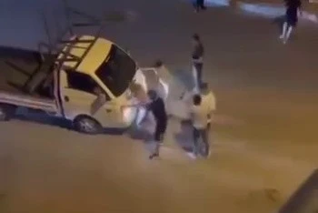 Bursa'da mahalle gen&ccedil;leri, kadınları s&ouml;zl&uuml; taciz edeni tekme-tokat d&ouml;vd&uuml;