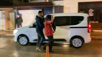 Bursa'da mahalle i&ccedil;inde havaya ateş eden gen&ccedil;lerden biri yakalandı