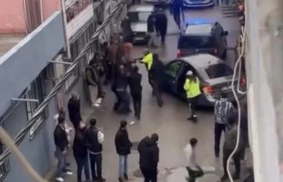Bursa'da mahalleli polisin &uuml;zerine y&uuml;r&uuml;d&uuml;: Memurlar havaya ateş a&ccedil;tı