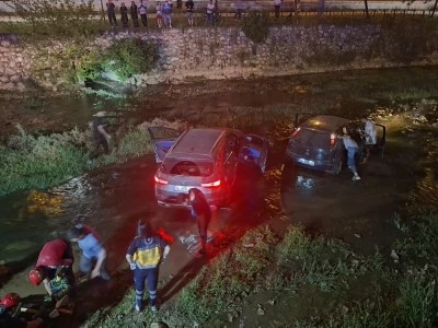 Bursa'da makas atan otomobille birlikte iki ara&ccedil; dereye u&ccedil;tu: 6 yaralı