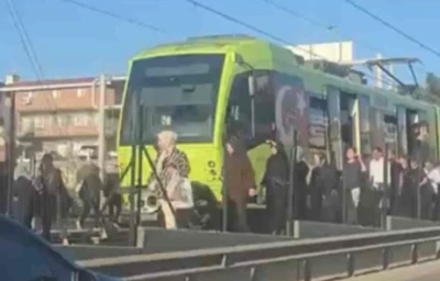 Bursa&rsquo;da metro durdu, vatandaşlar raylardan y&uuml;r&uuml;d&uuml;
