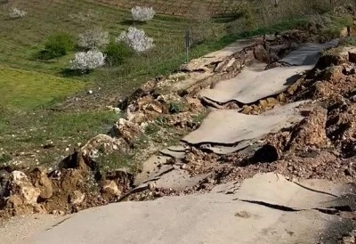 Bursa&rsquo;da meydana gelen heyelan yolu par&ccedil;alara ayırdı