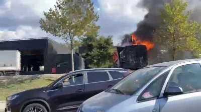 Bursa&rsquo;da midye satışı yapılan kamyonet alev alev yandı