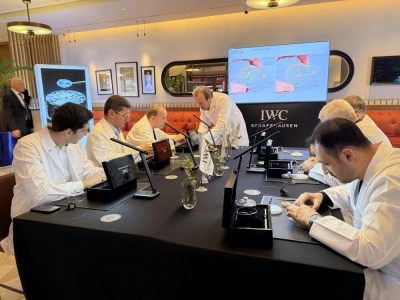 Bursa'da milyonluk İsvi&ccedil;re saatlerini par&ccedil;alayıp topladılar