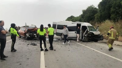 Bursa'da minib&uuml;s ile otomobil &ccedil;arpıştı:  2'si ağır 12 yaralı