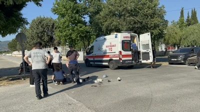 İznik'te motosiklet ile otomobil &ccedil;arpıştı: 2 yaralı