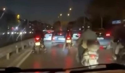 Bursa'da motosiklet s&uuml;r&uuml;c&uuml;leri yol vermeyen otomobil s&uuml;r&uuml;c&uuml;s&uuml;n&uuml;n etrafını sardı