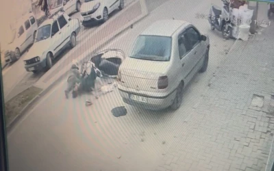 Bursa&rsquo;da motosiklet yayaya &ccedil;arptı: 2 yaralı