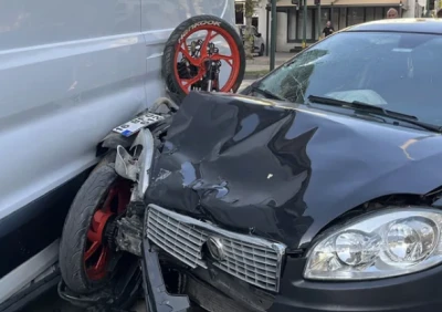 Bursa'da motosikletli iki ara&ccedil; arasında sıkıştı