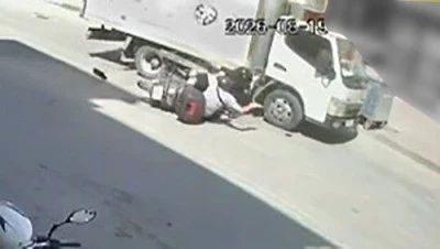 Bursa'da motosiklette bulunan 2 gen&ccedil; kamyonetin altında kaldı