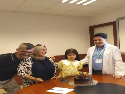 Bursa'da 'Mucize' nakille hayata d&ouml;nen 9 yaşındaki Nisanur, doğum g&uuml;n&uuml;n&uuml; doktorları ile kutladı