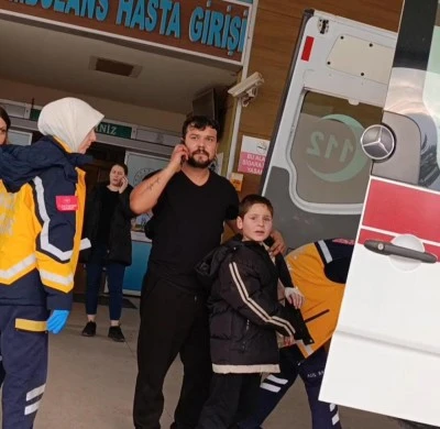  Bursa&rsquo;da nacakla oynayan &ccedil;ocuğun parmağı kopma noktasına geldi